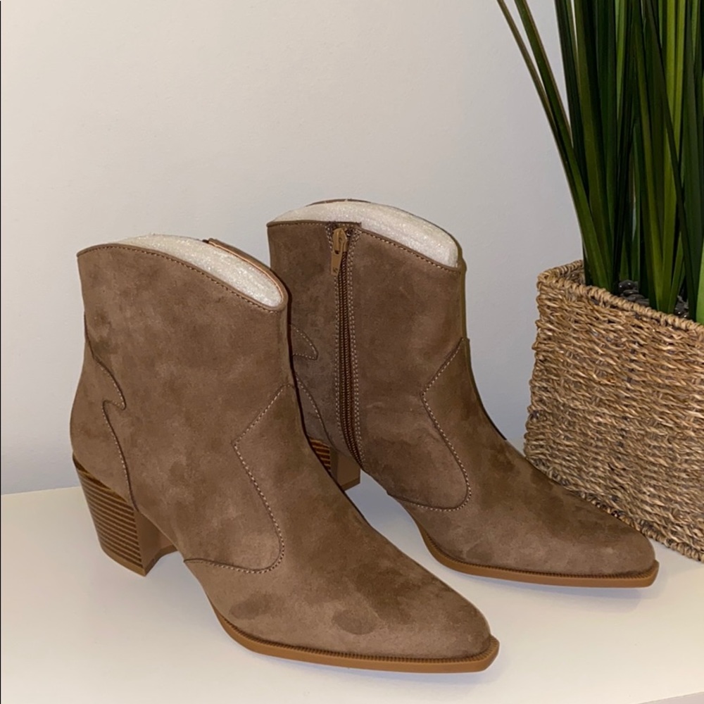 Brand new tan suede ankle booties 🍁🤎
